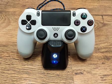 Stealth SP-C50 je šikovná nabíjačka pre DualShock 4