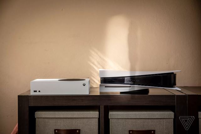 Pohľad na PS5, Xbox Series X a Series S vedľa seba