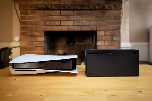 Pohľad na PS5, Xbox Series X a Series S vedľa seba