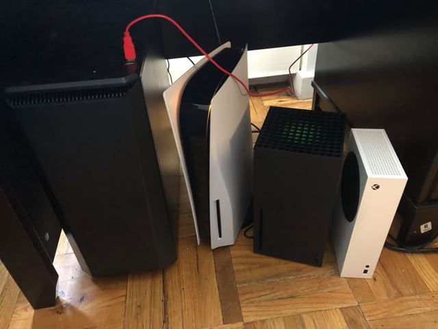 Pohľad na PS5, Xbox Series X a Series S vedľa seba