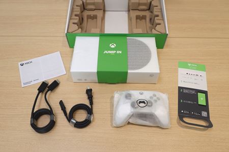 Unboxingy Xbox Series S konzoly vychádzajú