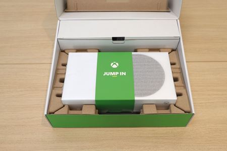 Unboxingy Xbox Series S konzoly vychádzajú