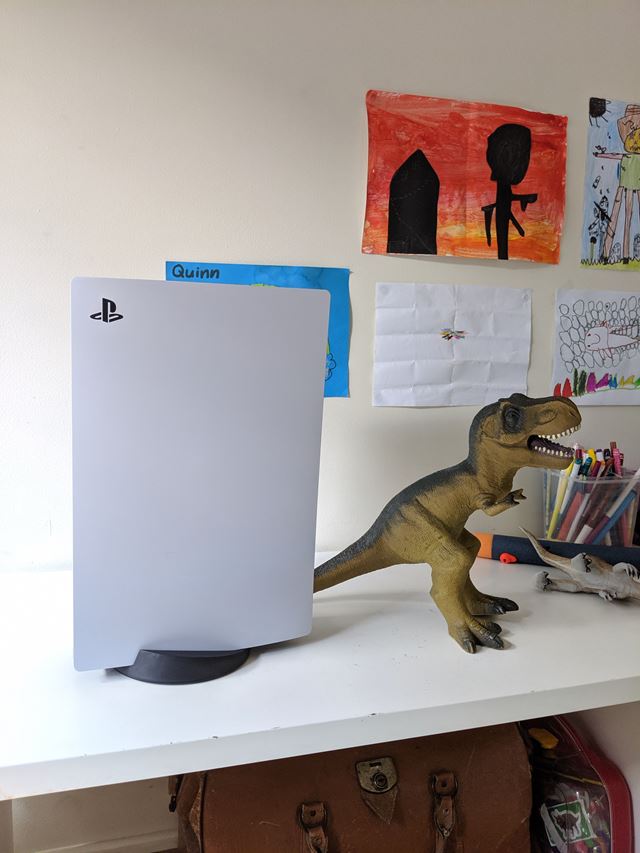 Redaktori už porovnávajú veľkosť PS5