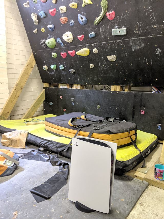 Redaktori už porovnávajú veľkosť PS5