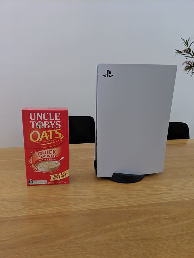 Redaktori už porovnávajú veľkosť PS5