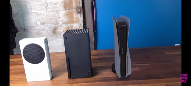 Pohľad na Xbox Series X a PS5 bok po boku