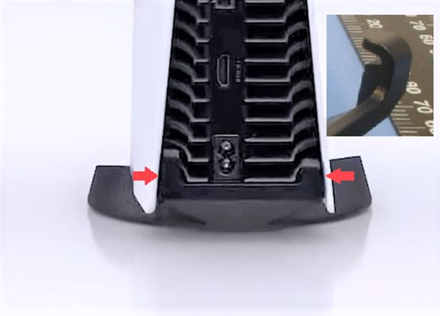 Bližší pohľad na stojan PS5 konzoly