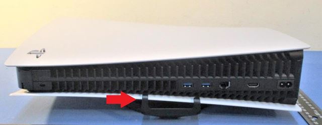 Bližší pohľad na stojan PS5 konzoly