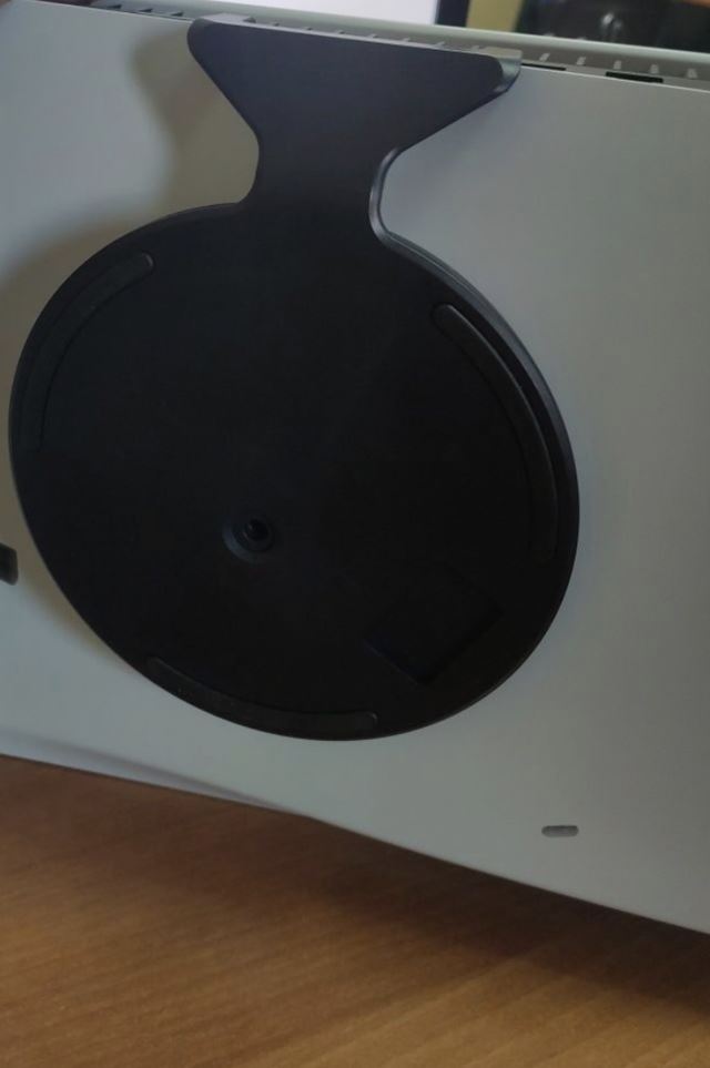 Bližší pohľad na stojan PS5 konzoly