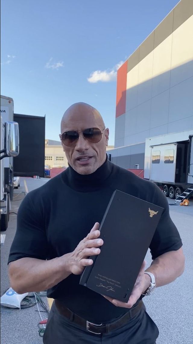 Ukázal práve The Rock svoju špeciálnu edíciu Xbox Series X?