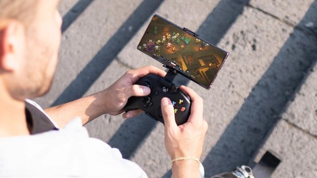 Ako sa posunulo hranie na mobiloch? Vyskúšali sme možnosti hrania na Samsung Galaxy S20 FE s MOGA gamepadom a Game Passom