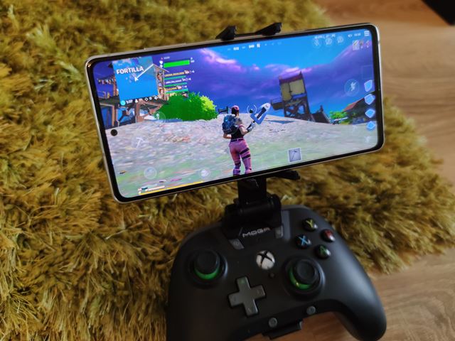 Ako sa posunulo hranie na mobiloch? Vyskúšali sme možnosti hrania na Samsung Galaxy S20 FE s MOGA gamepadom a Game Passom