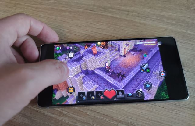 Ako sa posunulo hranie na mobiloch? Vyskúšali sme možnosti hrania na Samsung Galaxy S20 FE s MOGA gamepadom a Game Passom