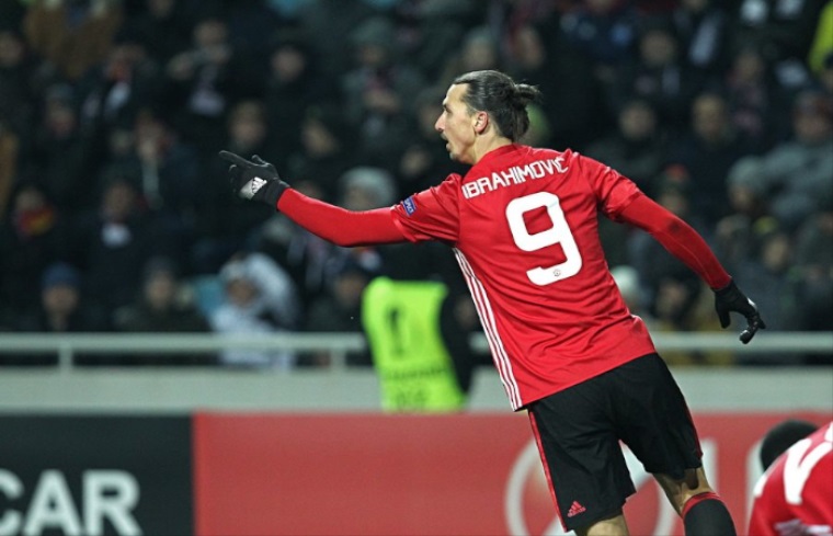 Zlatan Ibrahimović spoluhráčom z AC Miláno nakúpil PS5 konzoly