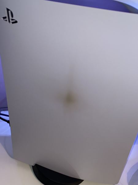 Používatelia na PS5 konzolách objavujú zvláštne, akoby prepálené miesta
