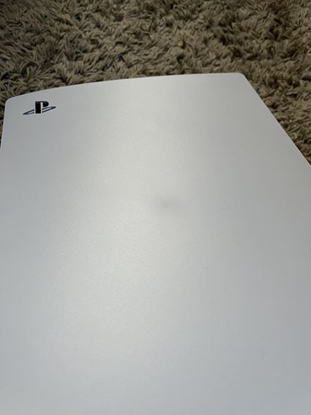 Používatelia na PS5 konzolách objavujú zvláštne, akoby prepálené miesta