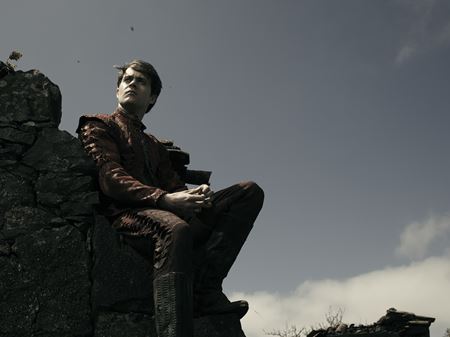 Nové zábery z druhej série Witcher seriálu približujú barda, video ukazuje monštrá