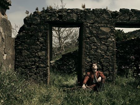 Nové zábery z druhej série Witcher seriálu približujú barda, video ukazuje monštrá