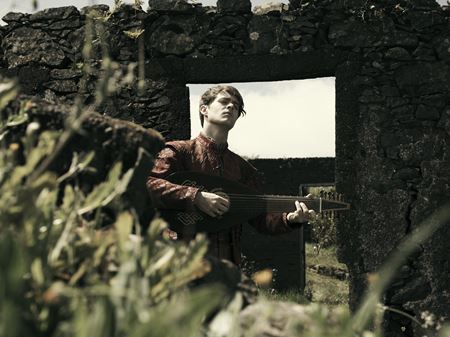 Nové zábery z druhej série Witcher seriálu približujú barda, video ukazuje monštrá