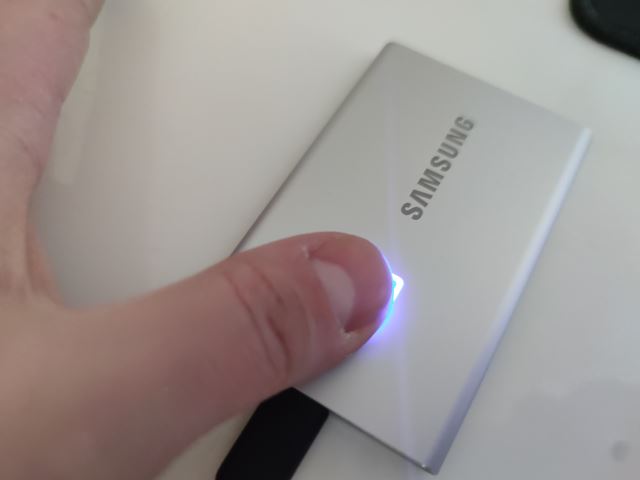 Aký je Samsung T7 Touch SSD s ochranou odtlačkom prstov?