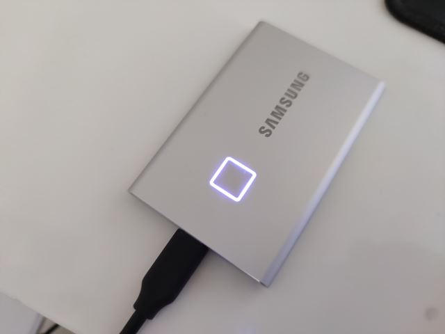 Aký je Samsung T7 Touch SSD s ochranou odtlačkom prstov?