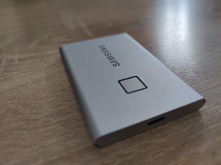 Aký je Samsung T7 Touch SSD s ochranou odtlačkom prstov?