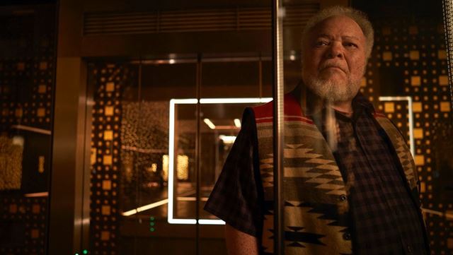 Hodnotíme nový sci-fi seriál špecialistu na tento žáner Alexa Garlanda - Devs