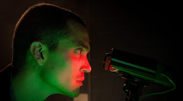 Hodnotíme nový sci-fi seriál špecialistu na tento žáner Alexa Garlanda - Devs