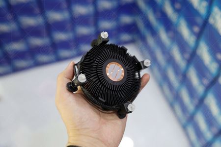 Intel pridáva k vyšším procesorom aj vylepšený chladič