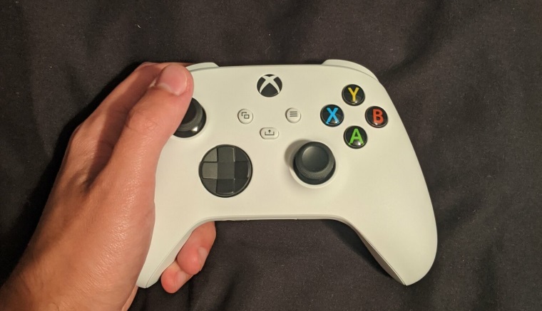 Biele Xbox Series X/S ovldae s zrejme z rabovaiek