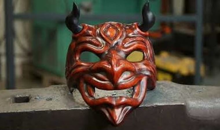 Die by The Blade ponkne ako odmenu v Kickstarter kampani aj rune roben japonsk Oni masku