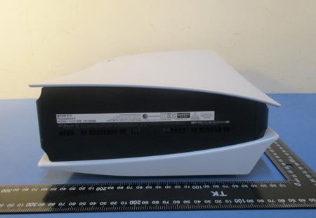 Fotky z certifikácie PS5 v USA ukazujú, aká je konzola veľká