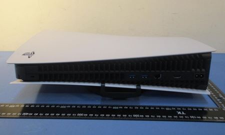 Fotky z certifikácie PS5 v USA ukazujú, aká je konzola veľká