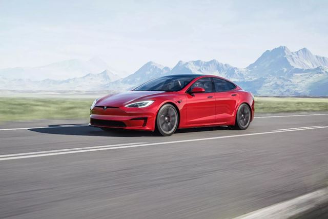 Tesla ukázala nový Model S s vylepšeným interiérom ...... a so Zaklínačom 3
