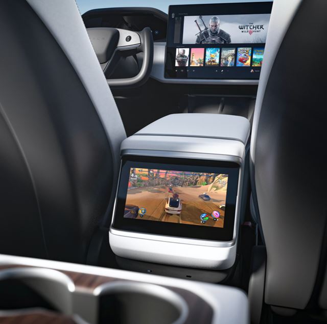 Tesla ukázala nový Model S s vylepšeným interiérom ...... a so Zaklínačom 3