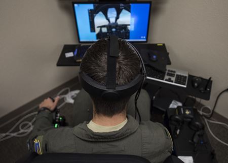 Americké letectvo používa na tréning DCS - Digital Combat Simulator  -1. poručík US Air Force Pat Pearce, 355ta výcviková letka A-10 Thunderbolt II, trénuje na simulátore virtuálnej reality na leteckej základni Davis-Monthan, Arizona, 14. októbra 2020. (Foto amerického letectva: Senior Airman Jacob T. Stephens)