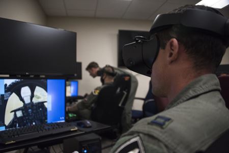 Americké letectvo používa na tréning DCS - Digital Combat Simulator  -Kapitán amerického letectva Curtis Lackey, 355ta výcviková letka študentov A-10, trénuje na simulátore virtuálnej reality na leteckej základni Davis-Monthan, Arizona, 14. októbra 2020. (Foto letectva USA Piloti, ktorí trénujú pomocou DCS