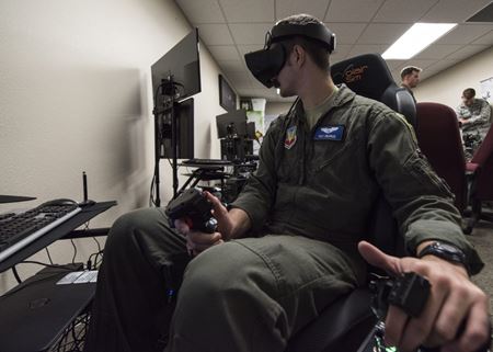 Americké letectvo používa na tréning DCS - Digital Combat Simulator  -1. poručík amerických vzdušných síl Pat Pearce, 355ta výcviková eskadra A-10, pilot, cvičí na simulátore virtuálnej reality na leteckej základni Davis-Monthan, Arizona, 14. októbra 2020 (Foto amerického letectva, hlavný letec Jacob T. Stephens)