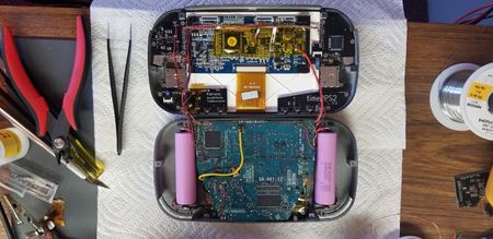 Jeden fanúšik vytvoril PS2 handheld