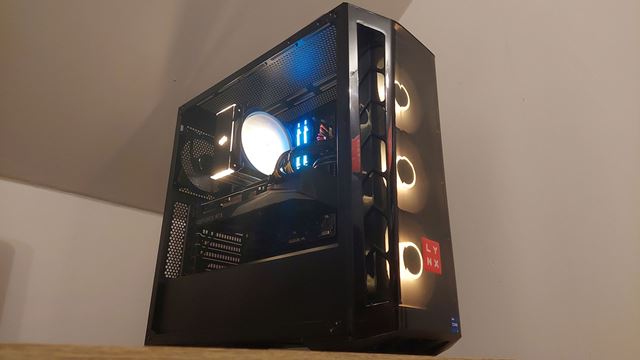 Herné počítače pod stromčekom potešia každého hráča