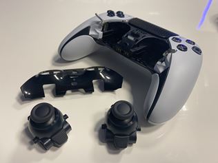 Elitný PlayStation Edge sa nám dostal do rúk, rozhodne nie je iba pre profíkov!