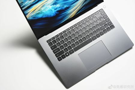 Xiaomi predstavilo OLED notebooky