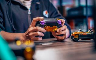 HexGaming predstavil svoje najnovšie modifikované PS5 ovládače pre eSport hráčov