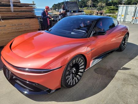 DeLorean naživo predstavil svoje nové auto Alpha5