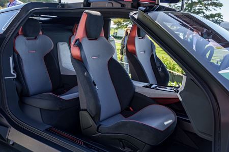 DeLorean naživo predstavil svoje nové auto Alpha5