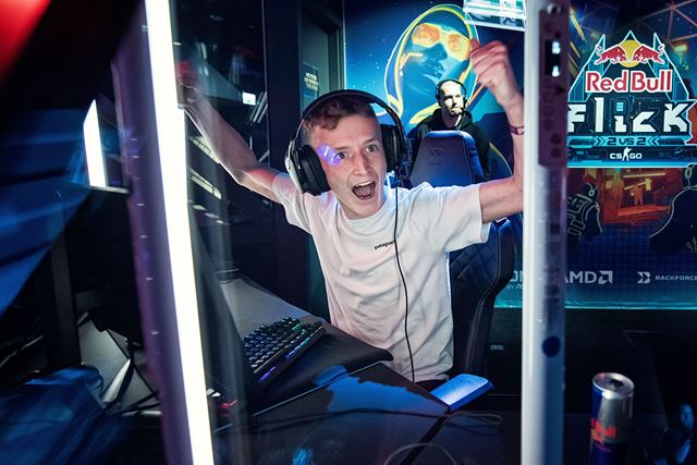 Jedinečný CS:GO turnaj kde môže aj amatér vyzvať svetové hviezdy - Red Bull Flick