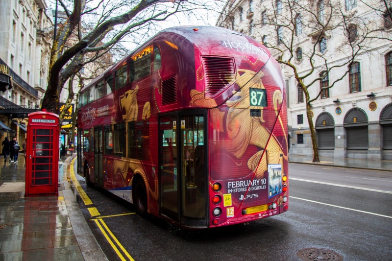 Po Londne jazdia Hogwarts Legacy autobusy