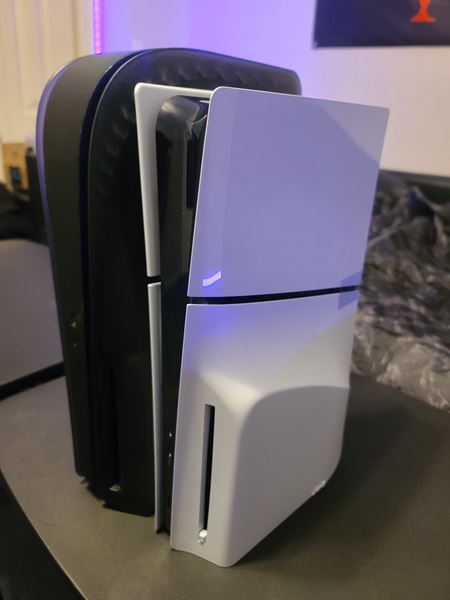 Fotky novej PS5 slim a jej porovnania s pôvodnou PS5 konzolou