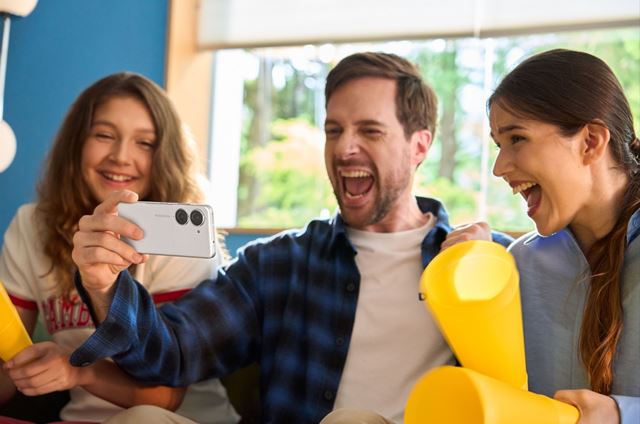 Asus predstavil Zenfone 10 mobil