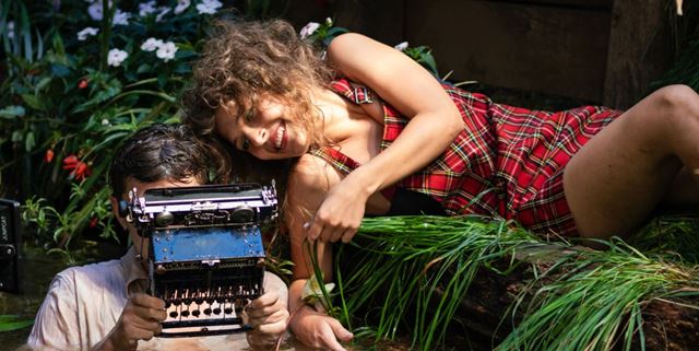 Ťapákovci v réžii Rasťa Boroša, ktorý nakrútil aj film Čierne na bielom koni